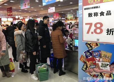 大商场旺季遇冷，纷纷店前搭棚促销 网友给出“逆袭”新出路